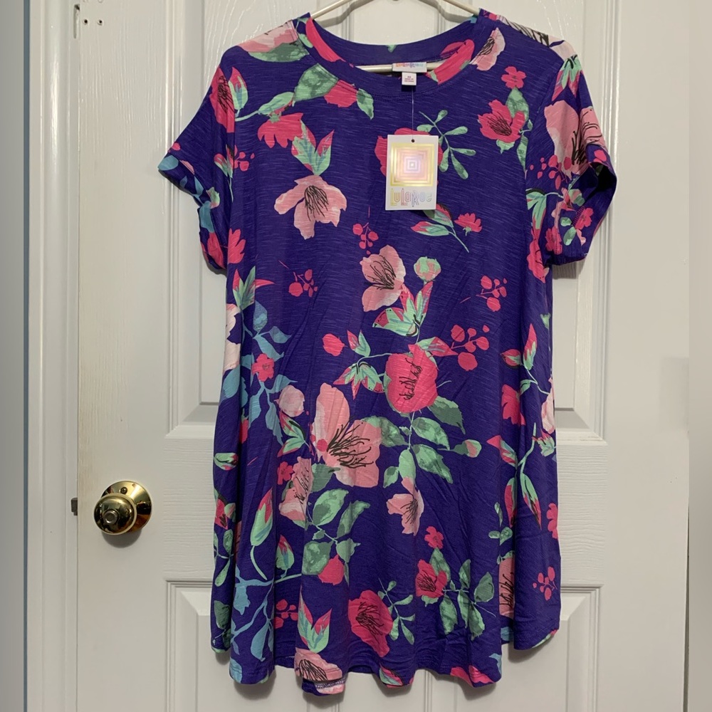 NWT: LuLaRoe “Erika” swing top.